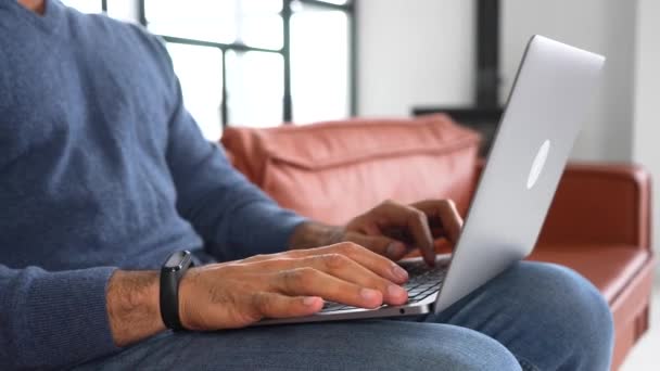 Закрыть изображение руки мужчины, который читает текст на клавиатуре ноутбука, работая — стоковое видео