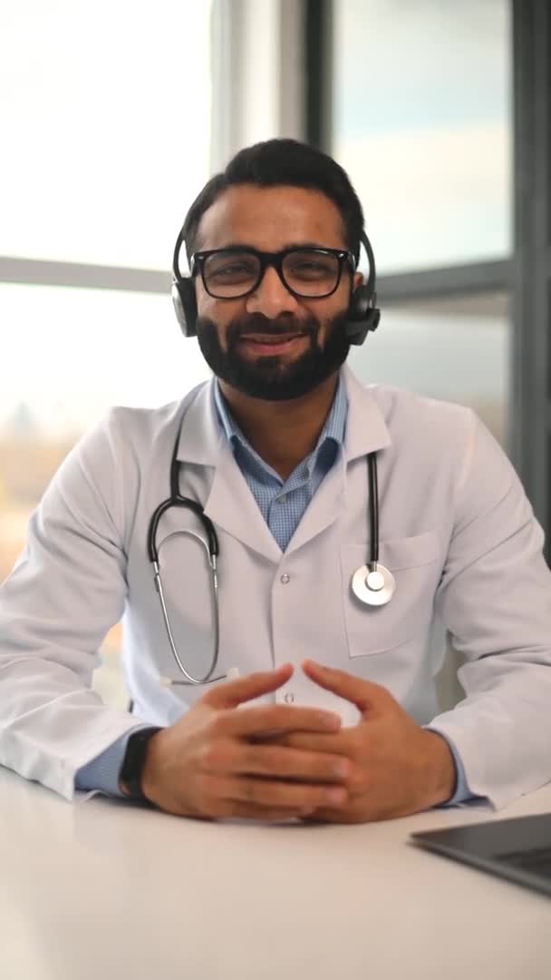 Videó chat indiai férfi orvossal. Függőleges videó — Stock videók