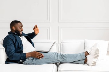 Neşeli Afro-Amerikalı başarılı adam video bağlantısıyla selamlıyor