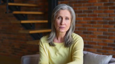 Büyüleyici, zarif, orta yaşlı bir kadının portresi.