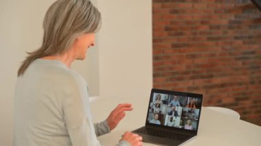 Dizüstü bilgisayar ekranında birçok farklı insan var.