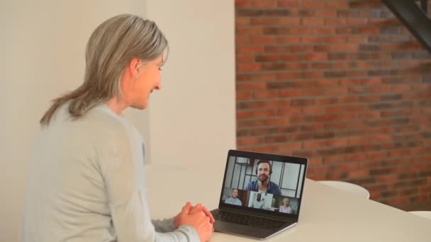 Enseignante senior utilisant l'application pour la communication vidéo avec les étudiants en ligne — Video
