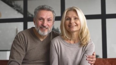 Orta yaşlı mutlu bir çiftle video görüşmesi.