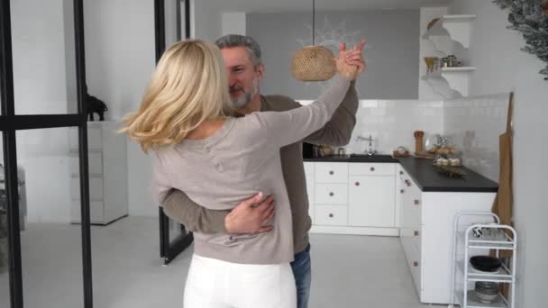 Romantic middle-age couple has fun, dancing and laughing — Stock Video