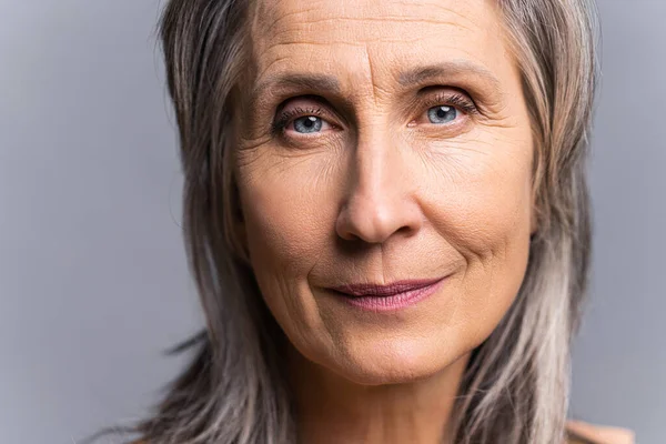 Close-up portret van oudere vrouw met helder zicht en gerimpelde huid — Stockfoto
