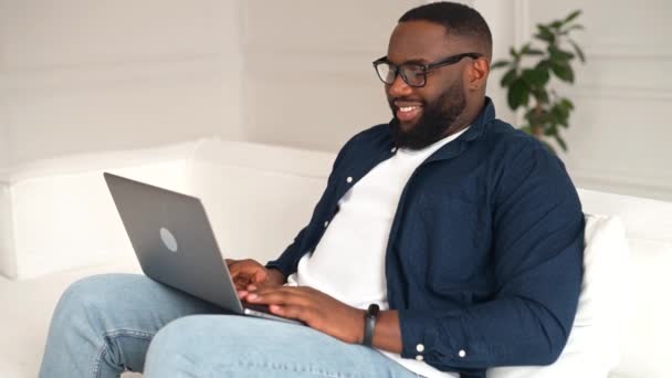 Siswa laki-laki menggunakan laptop, menikmati chatting online — Stok Video