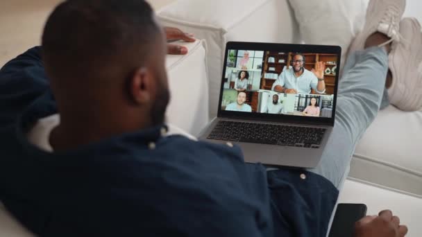 Afro-Amerikaanse man maakt videogesprek, groet, thuisblijven, achteraanzicht — Stockvideo