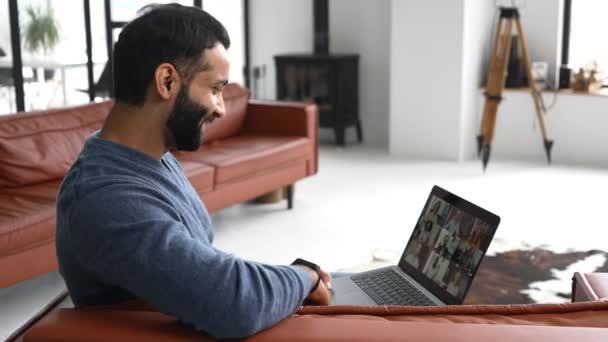 Νεαρός Ινδός που χρησιμοποιεί εφαρμογή υπολογιστή για βιντεοεπικοινωνία — Αρχείο Βίντεο