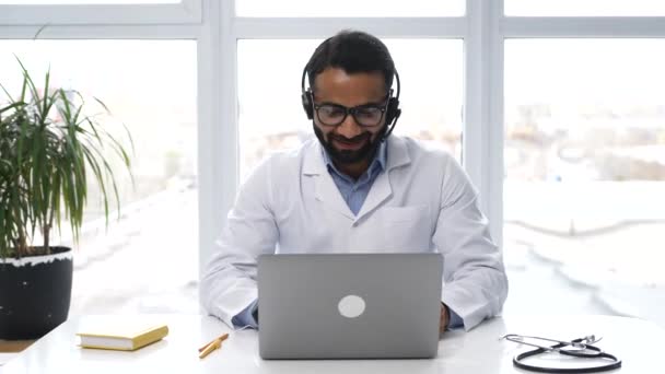 Relatore conferenza maschile indiano in abito medico, occhiali e un auricolare — Video Stock