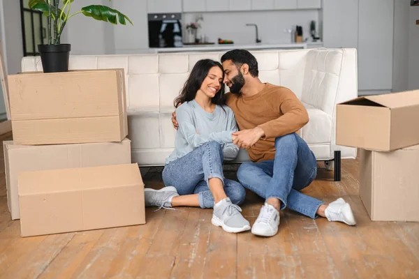 Happy Indian pasgetrouwden verhuisd in nieuw appartement — Stockfoto