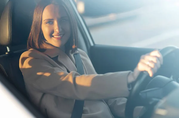 Веселая молодая женщина водит машину — стоковое фото
