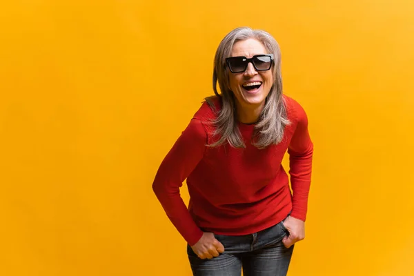 Charming senior woman in sunglasses laughing toothy — Stock Photo, Image