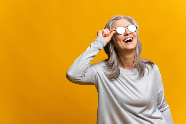 Очаровательная пожилая женщина в солнечных очках смеется зубастой — стоковое фото