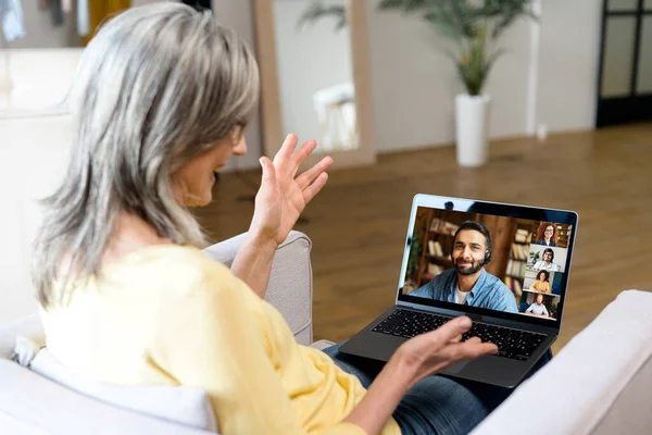 Сіроока старша жінка використовує онлайн-платформу для онлайн-спілкування з колегами — стокове фото
