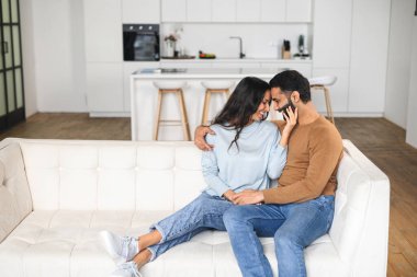 Sevecen ve nazik bir çift evdeki rahat kanepede oturup birbirlerine şefkatle bakıyorlar. Destek ve şefkat kavramı