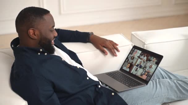 Africano-americano cara está usando aplicativo de computador para reunião de vídeo, conferência on-line — Vídeo de Stock