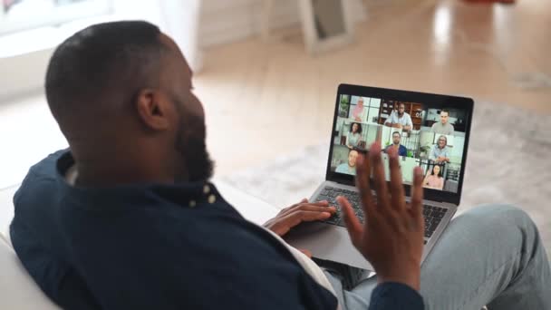 Visão traseira na tela do laptop com muitas pessoas diversas nele — Vídeo de Stock