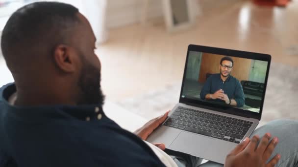 Erkek Afro-Amerikalı iş arayan kişi bilgisayardaki röportajda yer aldı. — Stok video