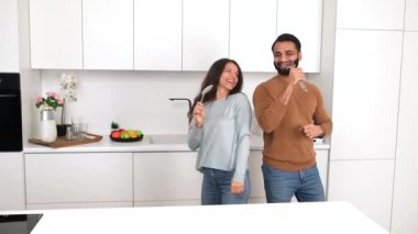 Neşeli evli çiftin evde gülen portresi.