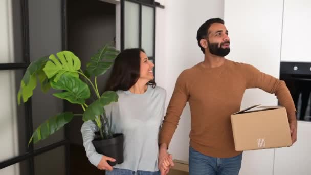 Atractiva pareja vistiendo ropa casual mudarse a un nuevo hogar — Vídeo de stock