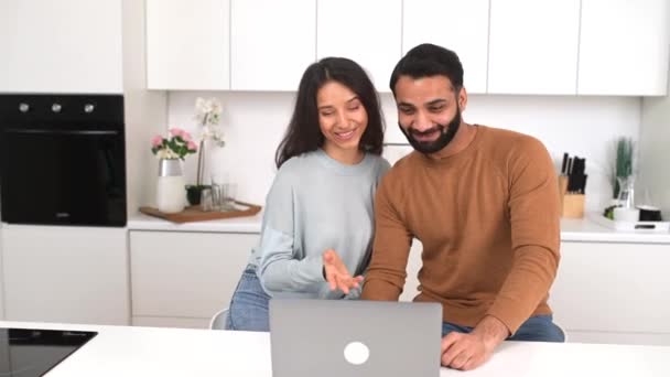 Couple indien joyeux insouciant utilisant un ordinateur portable pour se connecter avec une famille — Video
