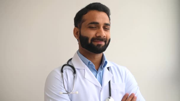 笑顔男性インドの医師小児科医,物理的,白い医療ガウンを着てセラピスト — ストック動画