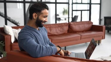 Hintli adam video bağlantısı için bilgisayar uygulaması kullanarak çevrimiçi webinar 'da yer alıyor