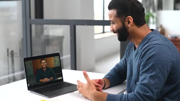 Confrères indiens joyeux se saluant lors d'une réunion virtuelle — Video