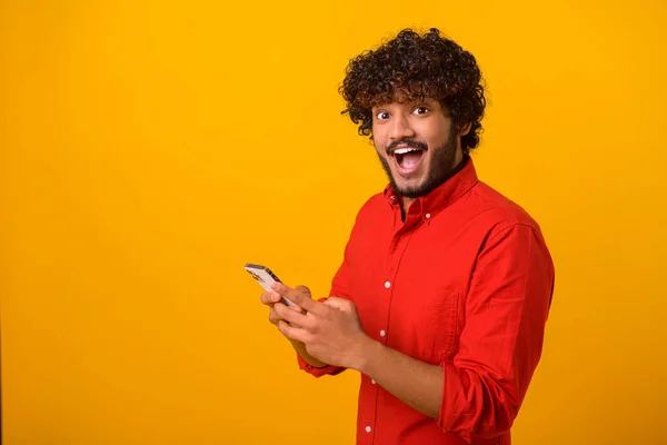 Αστεία έκπληξη μοντέρνα τύπος ξαφνικά διαβάσει το μήνυμα στο κινητό του τηλέφωνο και εκφράζοντας έκπληξη σοκ, απίστευτη είδηση στο smartphone — Φωτογραφία Αρχείου
