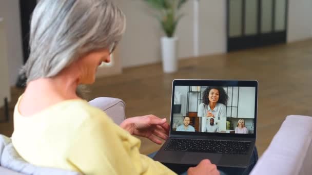 Emprendedora de mediana edad usando laptop para videollamada — Vídeos de Stock