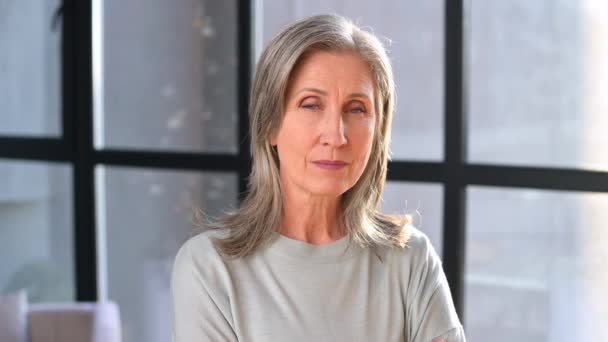 Portret van een elegante stijlvolle volwassen zakenvrouw van middelbare leeftijd met grijs haar — Stockvideo