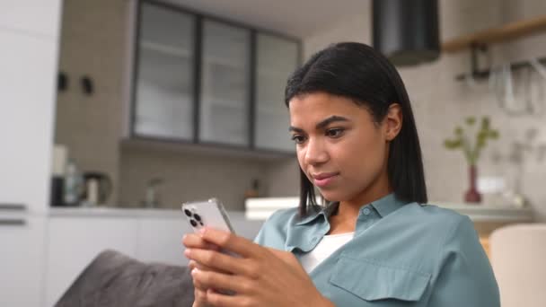 Mujer confundida mirando la pantalla del teléfono inteligente, sintiéndose deprimida por la notificación de malas noticias — Vídeo de stock