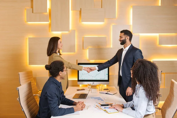 Ottimo lavoro. Forte stretta di mano di uomini e donne intelligenti. Elegante uomo e donna sono in piedi in ufficio in abiti formali — Foto Stock