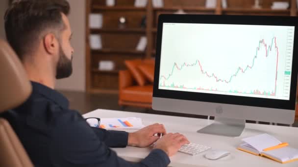 Focused and concerned man in smart casual shirt looking at laptop screen — Stok video