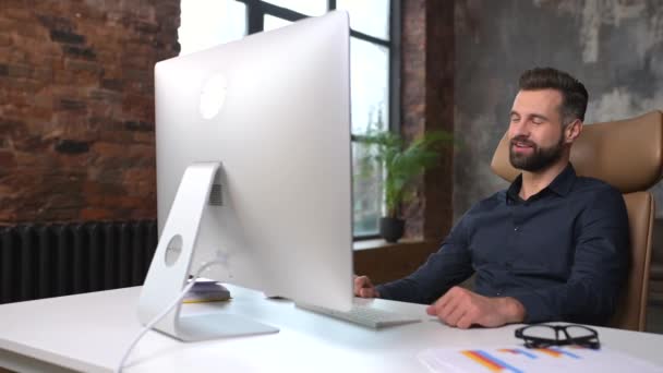 Male office employee using computer app for video connection with colleagues on distance — Video Stock