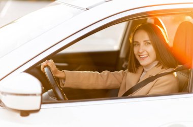 Peynirli genç kadın araba kullanıyor.