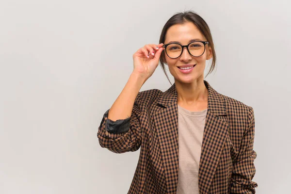 Hermosa joven empresaria confiada con gafas retrato. Estudio, aislado sobre fondo blanco — Foto de Stock