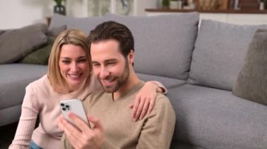 Akıllı telefonlu beyaz çift boş zamanlarını sosyal ağlarda geçiriyorlar.