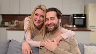 Ahenkli ilişkiler. Mutlu evli çift, mutfakta fotoğraf çektirmek için poz veriyor.