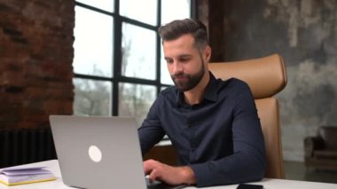 İşadamı profesyonel proje üzerinde çalışıyor, istemciye e-posta yazıyor