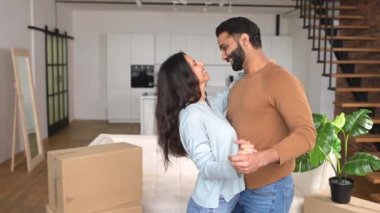 Yakışıklı adam ve çekici genç kadın birlikte eğleniyorlar.