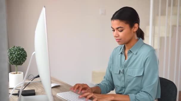 Afro-americana estudiante regocijo — Vídeos de Stock