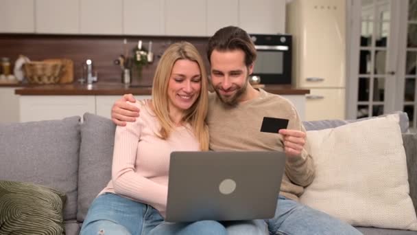 Esposos sonrientes que tienen compras en línea. Transferencia de dinero, concepto de banca en línea — Vídeos de Stock