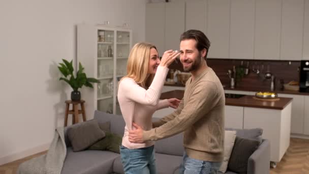 Γυναίκα κρατώντας τα κλειδιά του σπιτιού, ενώ φιλιά με το φίλο της στο νέο διαμέρισμα — Αρχείο Βίντεο
