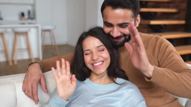 Entusiasmado casal indiano conversando on-line no telefone celular, acenando mãos — Vídeo de Stock