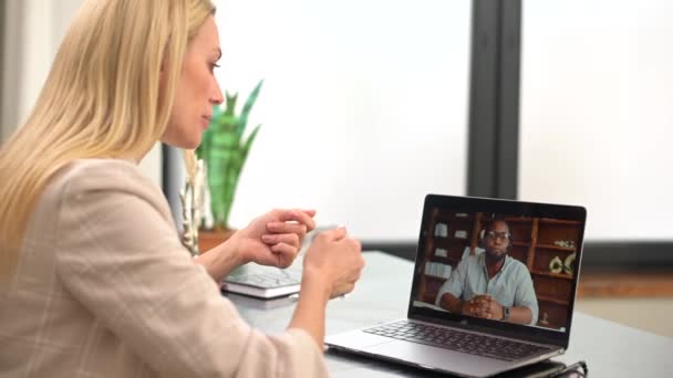 Reunión matutina en línea. Mujer joven está utilizando la aplicación en el ordenador portátil para la conexión con el hombre — Vídeos de Stock