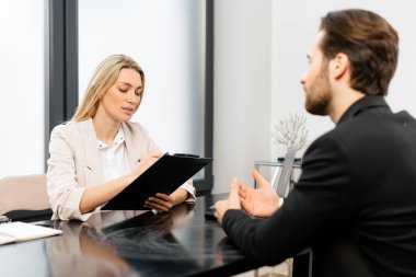 Takımda etkili bir iş. Konsantre yöneticiler bir şey tartışıyorlar. Adam iş arkadaşına tavsiye veriyor.