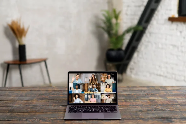 Vídeo-reunião. Laptop na mesa. Chamada de vídeo com grupo de pessoas na tela, aplicativo para comunicação de vídeo — Fotografia de Stock