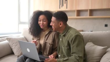 Video araması için dizüstü bilgisayar kullanan çok ırklı çift