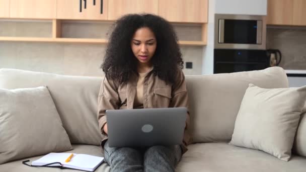 Focado inteligente afro-americano jovem empresário usando laptop — Vídeo de Stock